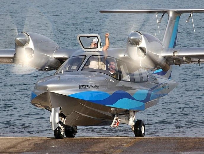 Этот красавчик LA-8 носит имя генерал-майора, летчика-испытателя Михаила Еманова | Источник: Aerovolga.com