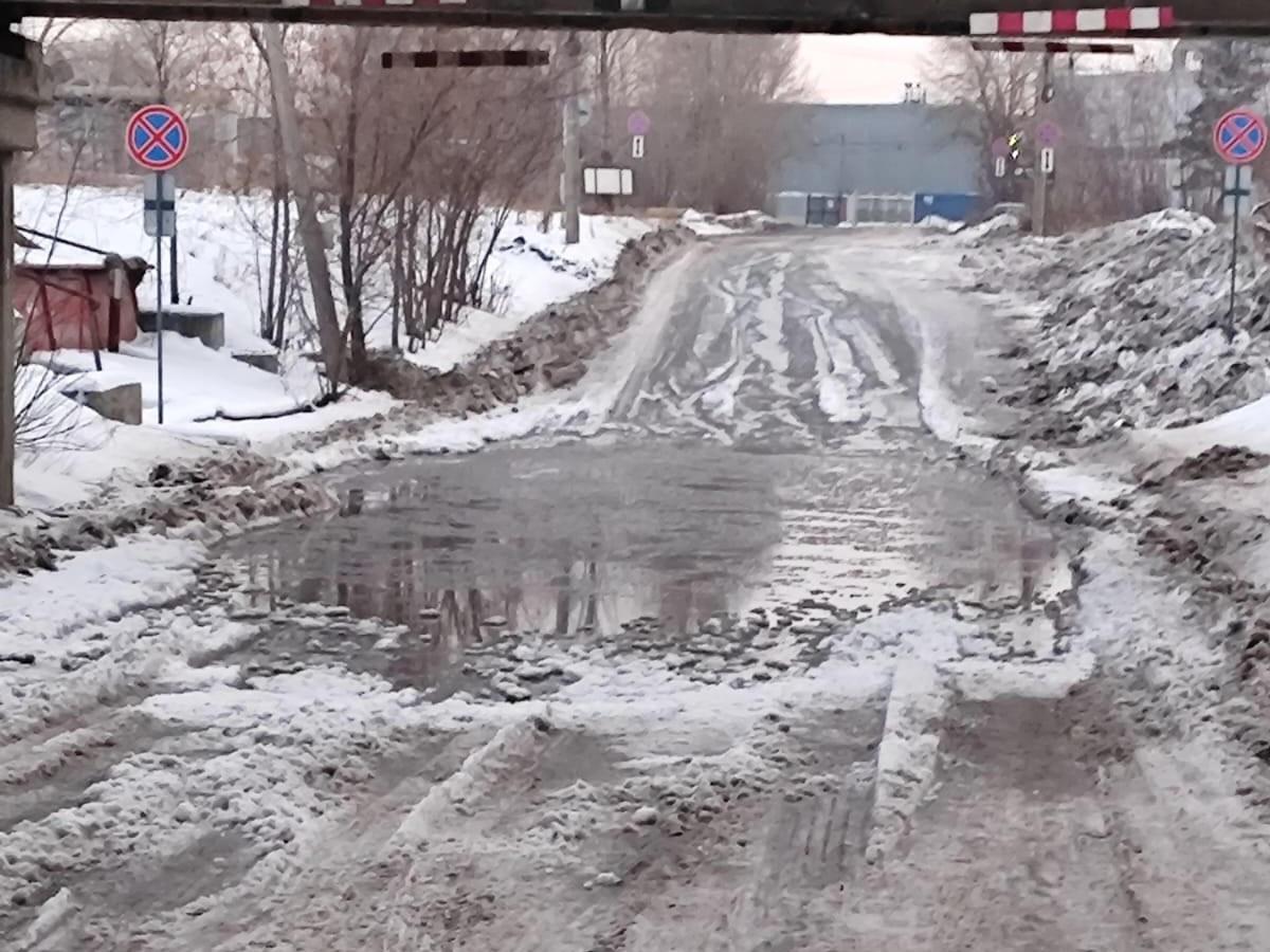 Под мостом в Челябинске, где летом тонут машины, образовалось море. Но в этот раз — зимой