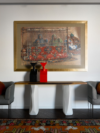 Холл второго этажа. На стене — картина Дауда Ахриева. Консоль, Cattelan Italia. Кресла, Rubelli Casa.