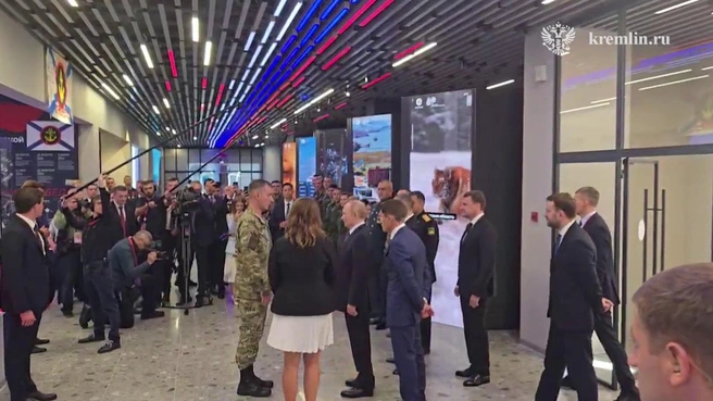 В первую очередь президенту показали интерактивную зону, посвященную 155-й отдельной гвардейской бригаде морской пехоты имени Михаила Гудкова | Источник: @ news_kremlin