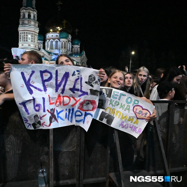 Счастливые омичи дослушали до конца, а затем стали разбредаться по разным концам города | Источник: Артемий Скиба / NGS55.RU