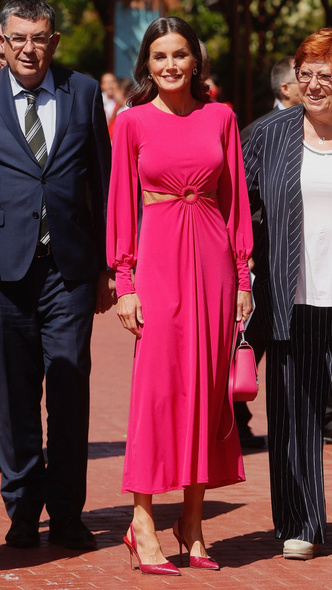Королева Летиция надела платье со смелыми вырезами на талии для важного мероприятия в Мадриде