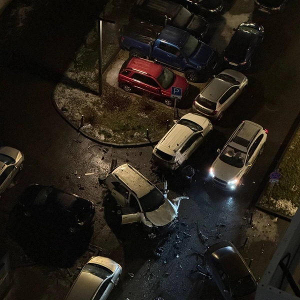 Машина генерал-лейтенанта проехала буквально пару метров и взорвалась | Источник: Осторожно, Москва / Telegram