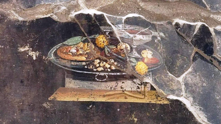 В Помпеях нашли фреску с блюдом, очень похожим на пиццу: объясняем, что это за еда
