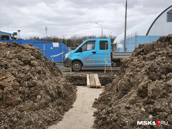 Перекопанный въезд | Источник: Михаил Мечев / MSK1.RU