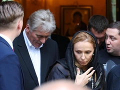 Татьяна Навка приехала поддержать Петра Чернышева вместе с мужем