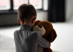 В Новосибирске мать принимала наркотики с 9-летним сыном: на счету мальчика несколько передозировок — жуткое видео