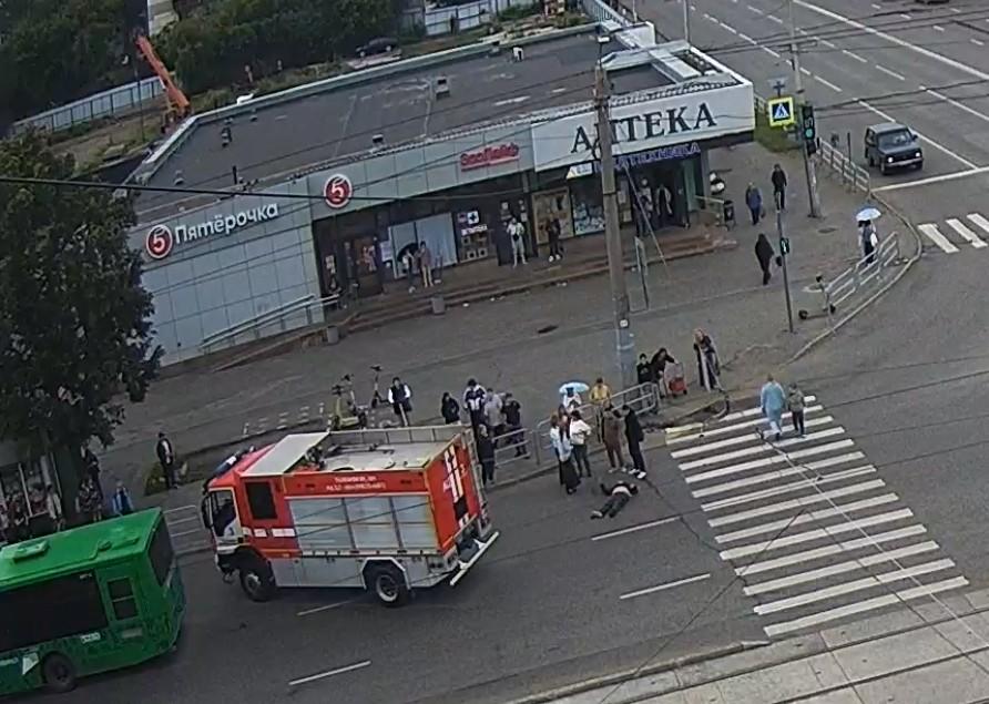 В центре Челябинска пешеход попал под автобус, перед ДТП он странно себя вёл (видео)