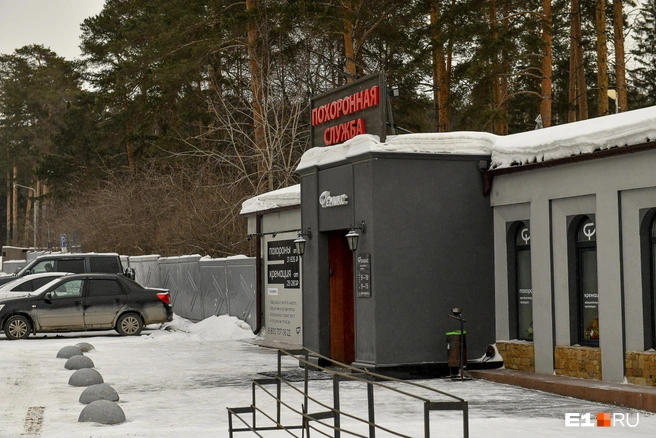 В ближайшее время должна решиться судьба палаток с ритуальными принадлежностями на кладбищах  | Источник: Артём Устюжанин / E1.RU