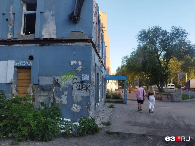 Напротив этого здания, через дорогу&nbsp;— Воронежские озёра, там много гуляющих и отдыхающих горожан | Источник: читатель 63.RU 