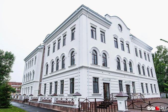 Школу построили рядом с храмом Георгия Победоносца и напротив ПНППК | Источник: Тимофей Калмаков / 59.RU