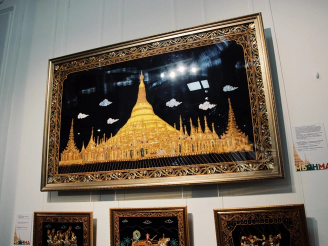 На объёмной вышитой картине изображена главная буддийская святыня — позолоченная Пагода Шведагон. | Источник: Маргарита Резникова / NGS.RU