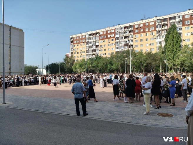 Всё готово для начала первой в истории новой школы торжественной линейки | Источник: Мария Умнова / V1.RU