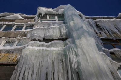 Царь-сосулька в Нижнем Новгороде пугает жителей годами