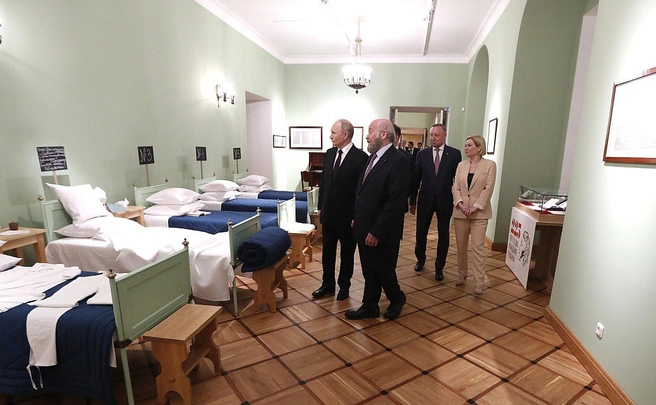 Владимир Путин осмотрел экспозицию Мемориального музея-лицея А.С. Пушкина. С директором Всероссийского музея А. С. Пушкина Сергеем Некрасовым, губернатором Санкт-Петербурга Александром Бегловым и министром культуры Ольгой Любимовой | Источник: фотобанк Фонда «Росконгресс»