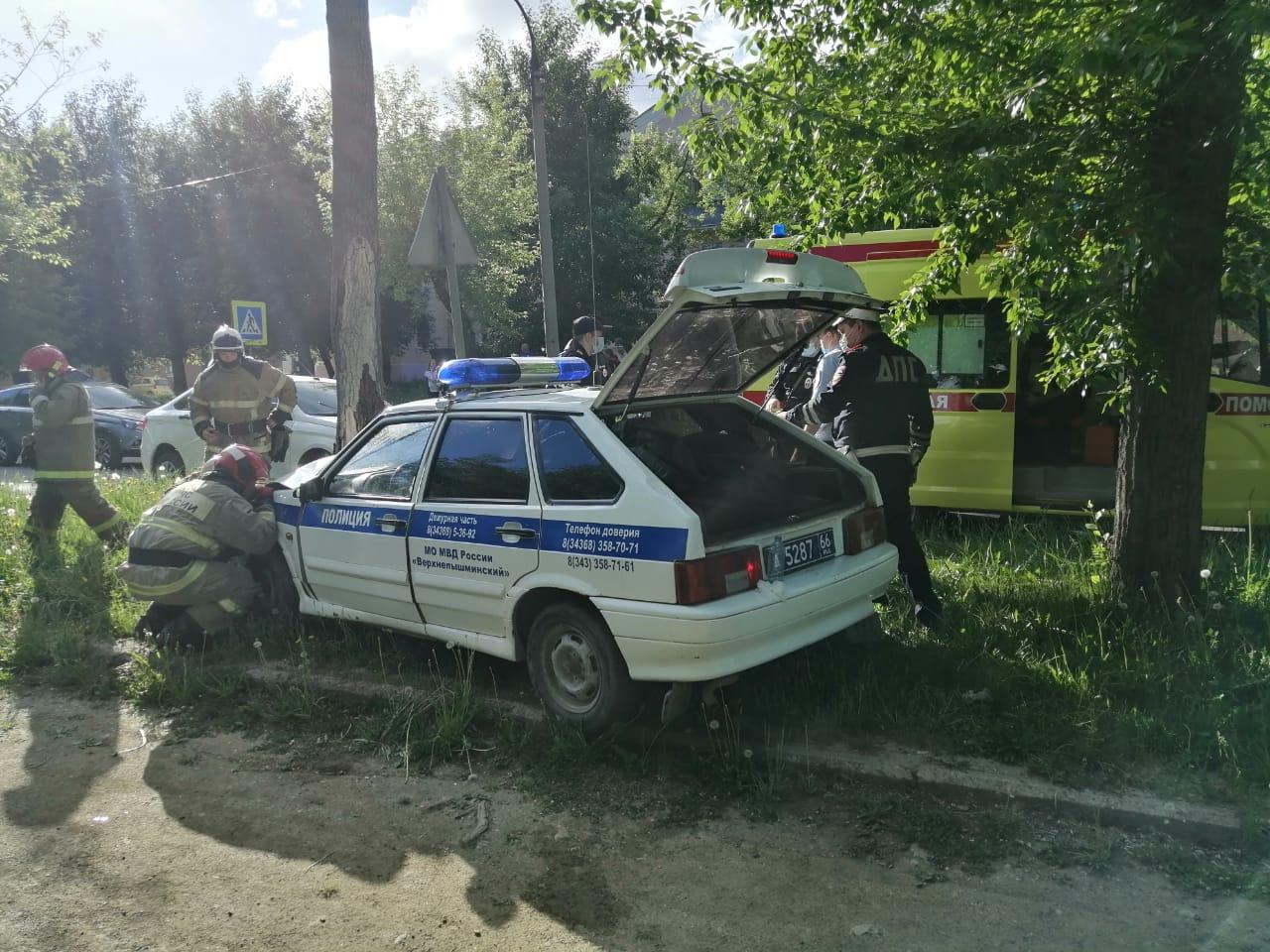 В Верхней Пышме задержанный устроил ДТП, дернув руль служебного автомобиля.  27 мая 2021 года - 27 мая 2021 - Е1.ру