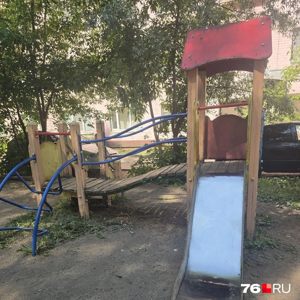 Горка явно рассчитана для маленьких детей, однако такие малыши могут не заметить дыру на дорожке | Источник: читательница 76.ру
