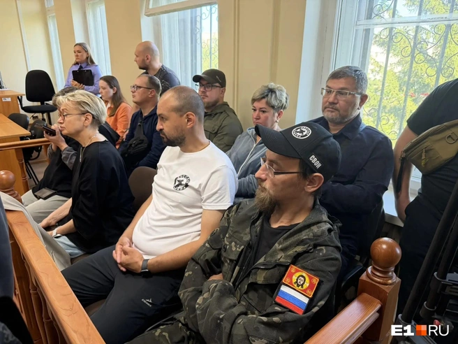 Приставы разрешили присутствующим занять места присяжных | Источник: Дарья Манохина / E1.RU