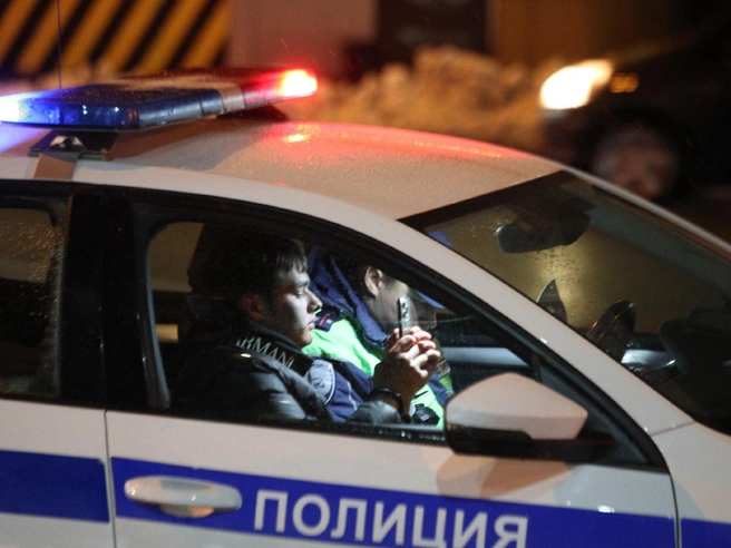 На фото изображен водитель каршеринга. Очевидец утверждает, что в машине помимо него находились двое пассажиров: девушка и молодой человек | Источник: Андрей Бортко / NGS.RU