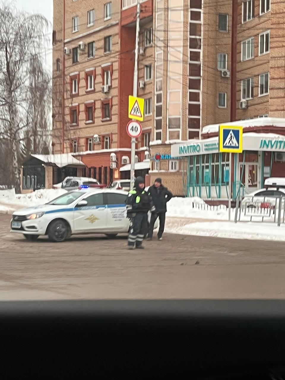 «Ему место там, куда он и попадет»: что происходило возле школы Уфы, где ученик напал на учителя