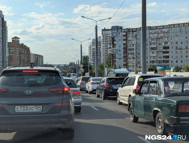 Красноярцы курят за рулем и бросают бычки прямо на дорогу | Источник: Мария Ленц / NGS24.RU