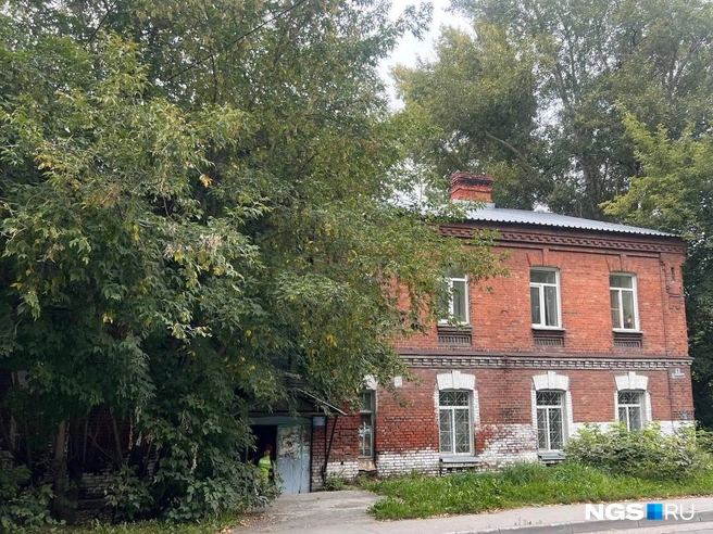 Дом для старших офицеров на улице Тополевой мог бы быть украшением Новосибирска | Источник: Анна Скок / NGS.ru