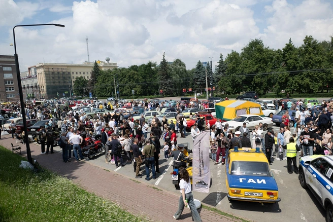 На фестиваль приехали тысячи любителей ретротехники  | Источник: «НАШЕ Радио Челябинск»