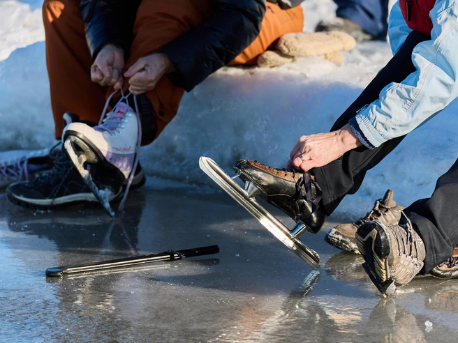 Вода проступала сквозь лёд в некоторых местах, но это не остановило горожан | Источник: Александр Ощепков / NGS.RU
