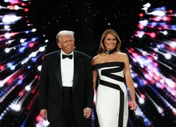 Дональд и Мелания Трамп в отличном настроении и шикарных нарядах прибыли на бал — фото