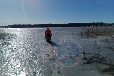 Двое провалились под лед на озере Любимовское