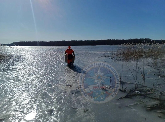 Двое человек провалились под лёд на озере Любимовское. Выбраться удалось лишь одному | Источник: Аварийно-спасательная служба Ленобласти