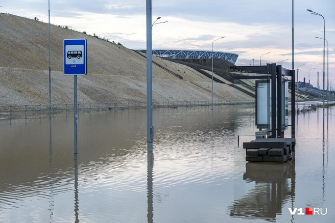 Остановка утонула в воде и автобусы к ней больше не приходят