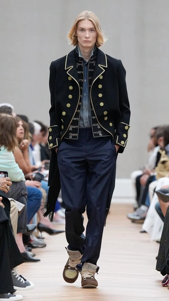 Пиджак в викторианском стиле на показе Dior SS/26