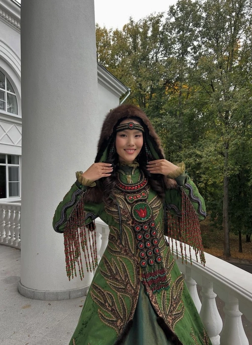 Костюм богато украшен | Источник: aalyavalya / Instagram (экстремистская организация, деятельность запрещена на территории РФ)