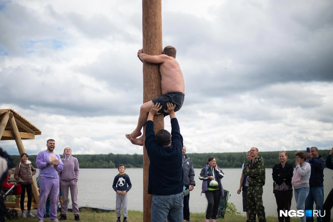 Некоторым, чтобы залезть на столб, требовались крепкие руки поддержки | Источник: Алина Скитович