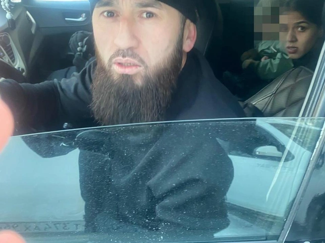 Агрессивная пара с ребенком отказалась вызывать полицию и решать конфликт мирно | Источник: читатель E1.RU