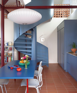 Дом под Мадридом с синей винтовой лестницей