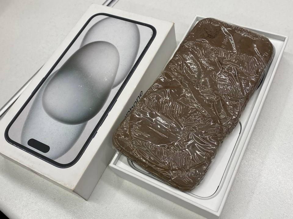 Екатеринбурженка купила дорогущий iPhone, а в коробке нашла кусок пластилина 