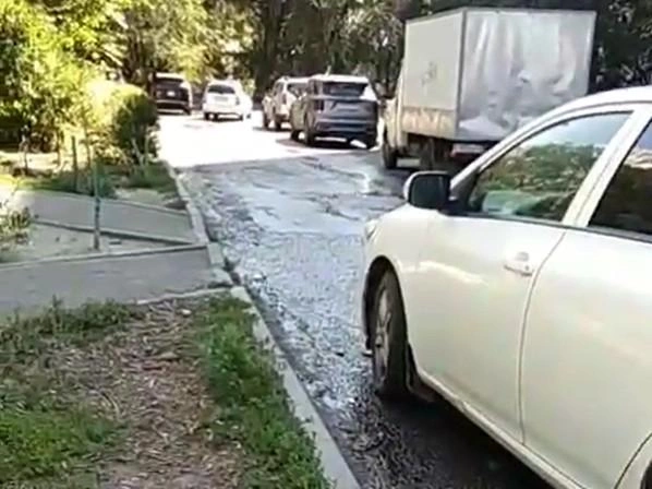 Зловонные потоки растекаются по всему двору | Источник: О Волгограде Сталинграде / T.me
