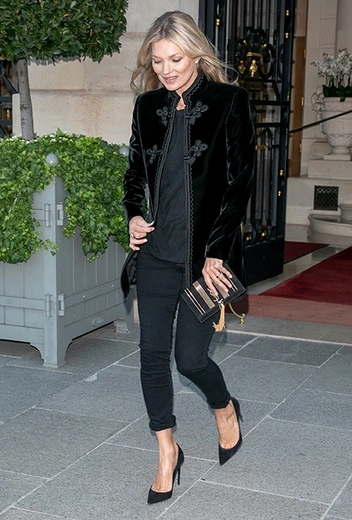 Кейт Мосс в классических черных лодочках, сентябрь, 2018 г.