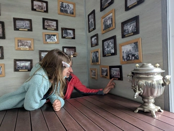 Приятно видеть, как взрослые рассказывают историю детям | Источник: Оксана Витязь / SOCHI1.RU