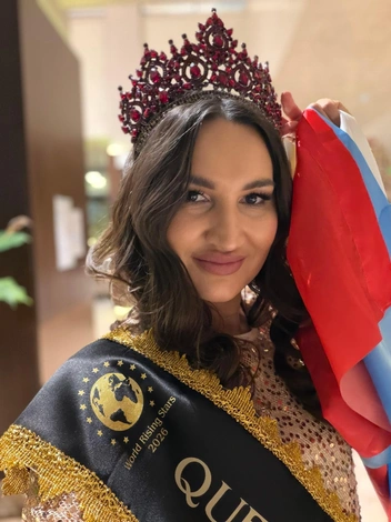 На награждении на Наталью надели корону с красными камнями — она стала Queen of the year (Королевой года) | Источник: Наталья Шалимова / Vk.com