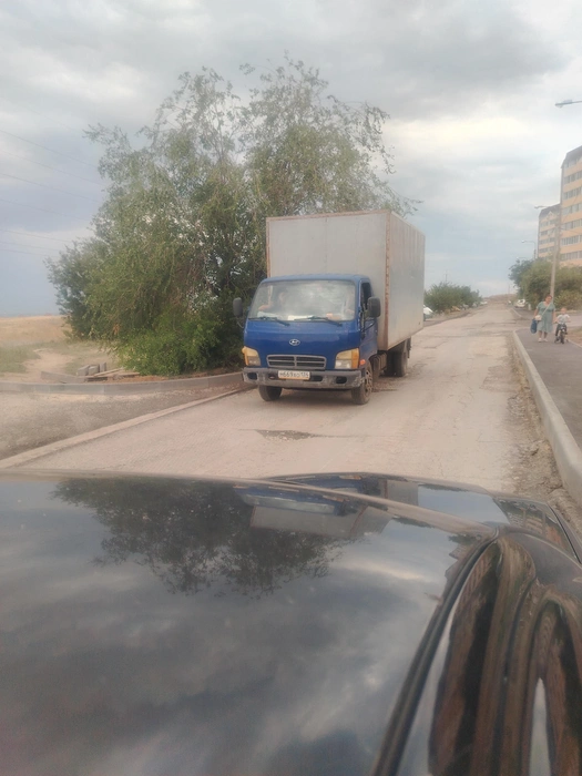 Даже имея номера грузовика и эту фотографию, по словам Антона, полиция так и не смогла установить водителя | Источник: Антон Авилов
