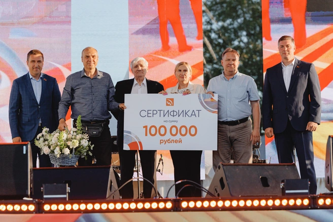 Победители конкурса «Трудовая династия ЧТПЗ»&nbsp;— семья Кузнецовых. Их общий стаж на заводе&nbsp;— 294 года | Источник: ЧТПЗ