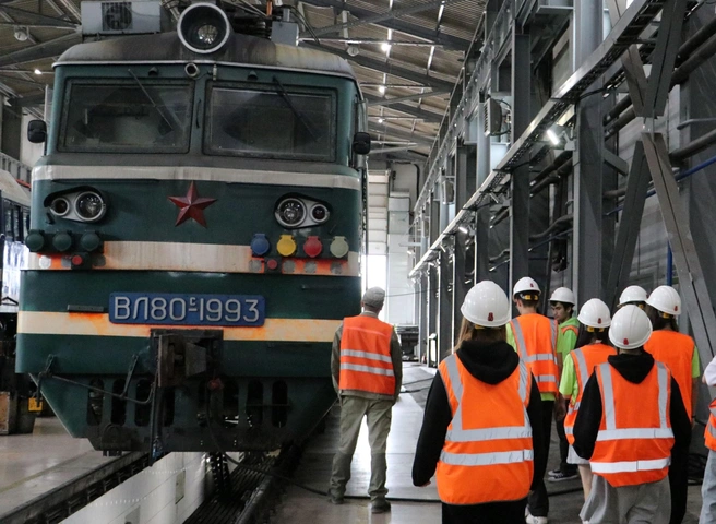 Ребята побывали на смотровой площадке, в локомотивном депо и на ремонтно-механическом заводе | Источник: «СУЭК-Красноярск» 