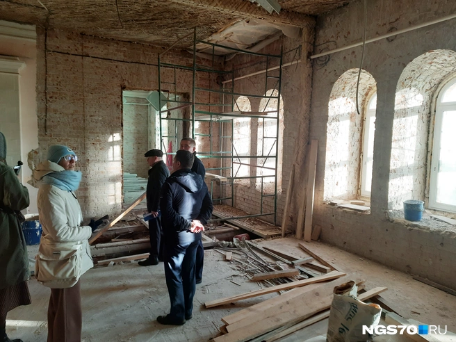 Чиновники оценивают, как продвигается ремонт | Источник: Анастасия Харламова / NGS70.RU