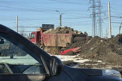 Грязный снег со всего района свозят на пустырь
