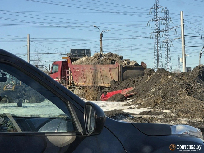 «Свозят грязный снег со всего района». Черная гора напугала прохожих на востоке Петербурга | Источник: читатель «Фонтанки»