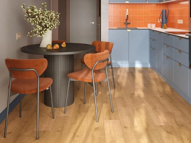 Дизайны под дерево и камень не выходят из моды&nbsp;— интерьер остается актуальным даже спустя десятилетия | Источник: Fargo 