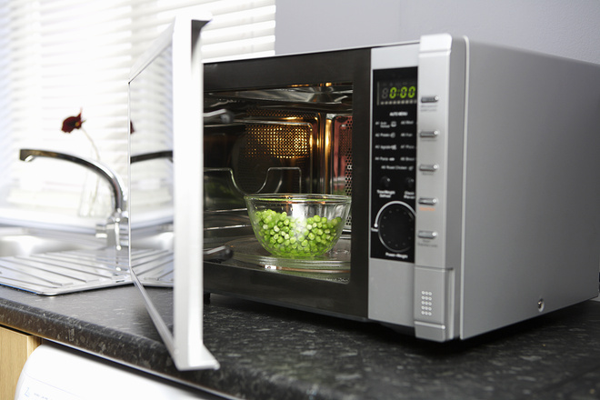 Как быстро почистить микроволновку